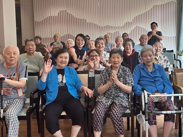 意迪特公司开展第十一次敬老爱心慰问活动 : 传承红色文化，传递企业温情